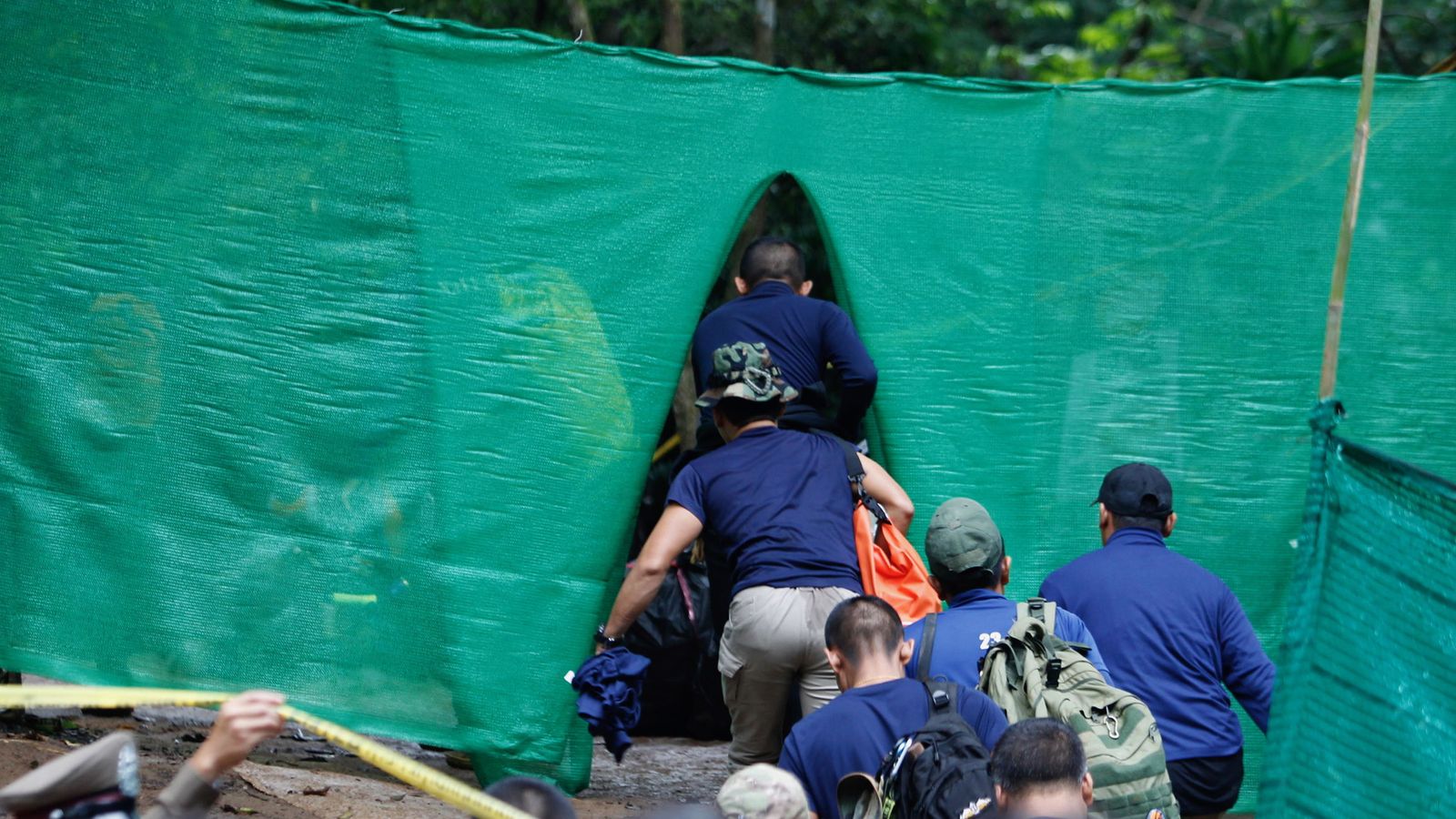 Foto: Personal militar entra en el área restringida de la cueva para iniciar el rescate. (Reuters)