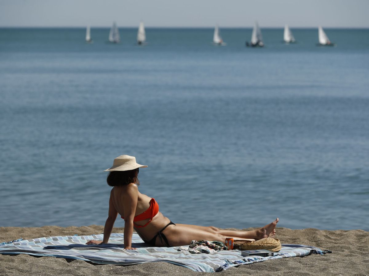 Foto:  Una mujer toma el sol en la playa de La Malagueta. (EFE/Jorge Zapata)
