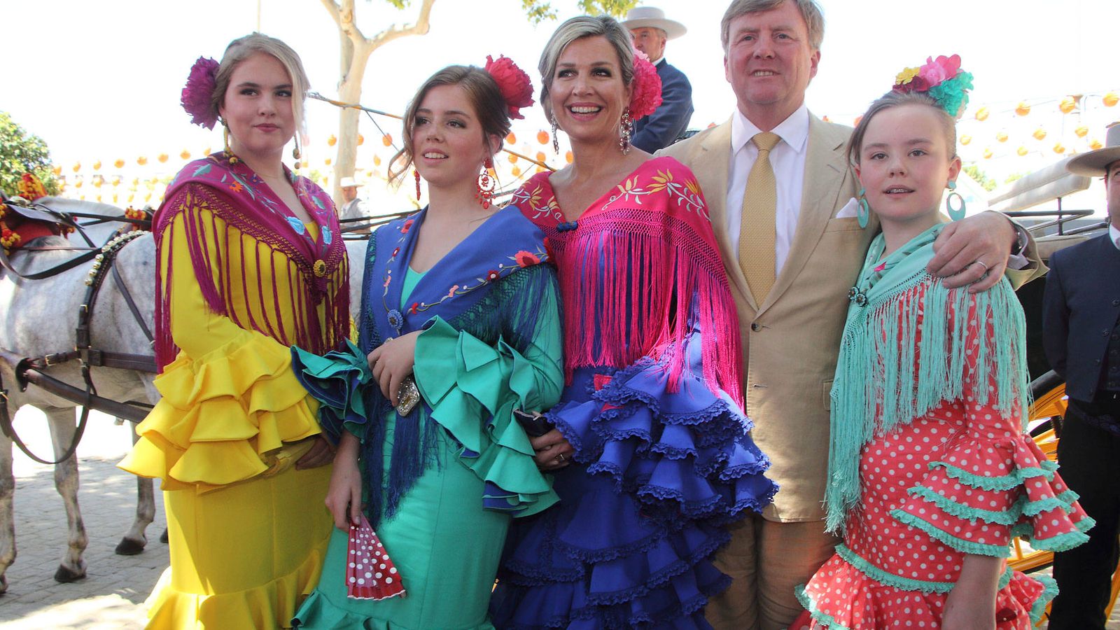 Foto: Los reyes de Holanda y sus hijas en la Feria de Abril. (Lagencia Grosby)