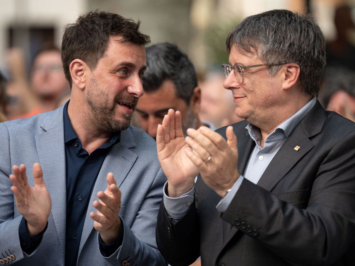 Foto: El expresidente catalán Carles Puigdemont aplaude junto a Toni Comín. (EFE/David Borrat)