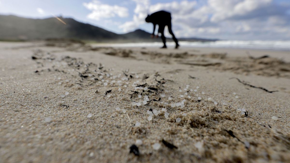 La psicosis de los 'pellets': nervios en playas de toda España por microplásticos sospechosos 