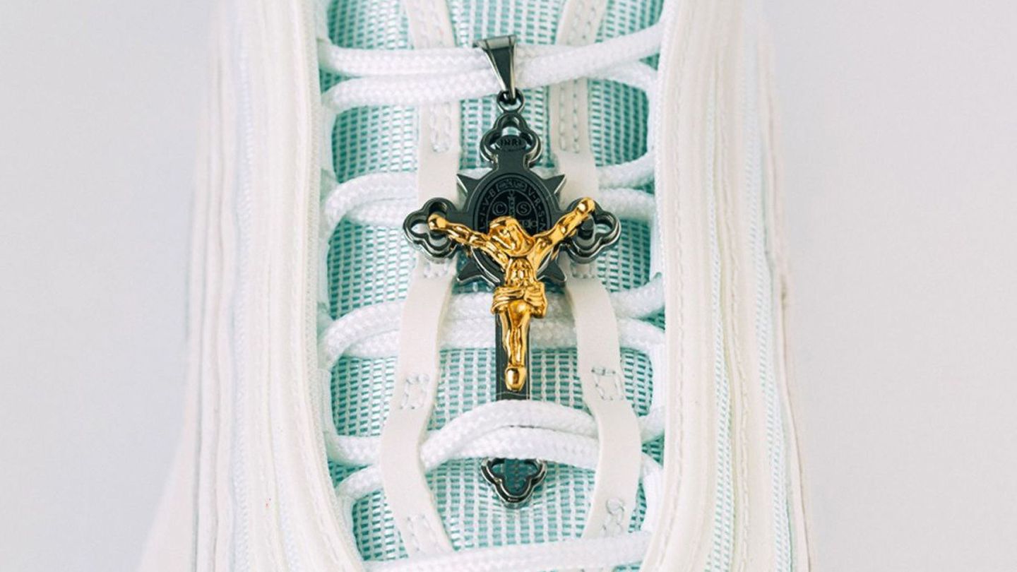 El lado frontal de las 'zapatillas de Jesús' muestra un crucifijo dorado de Jesús en los cordones. (EFE) 