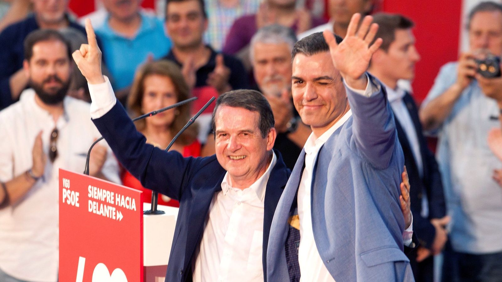 Foto: El presidente del Gobierno en funciones, Pedro Sánchez (d), acompañado por el candidato a la alcaldía de Vigo Abel Caballero. (EFE)