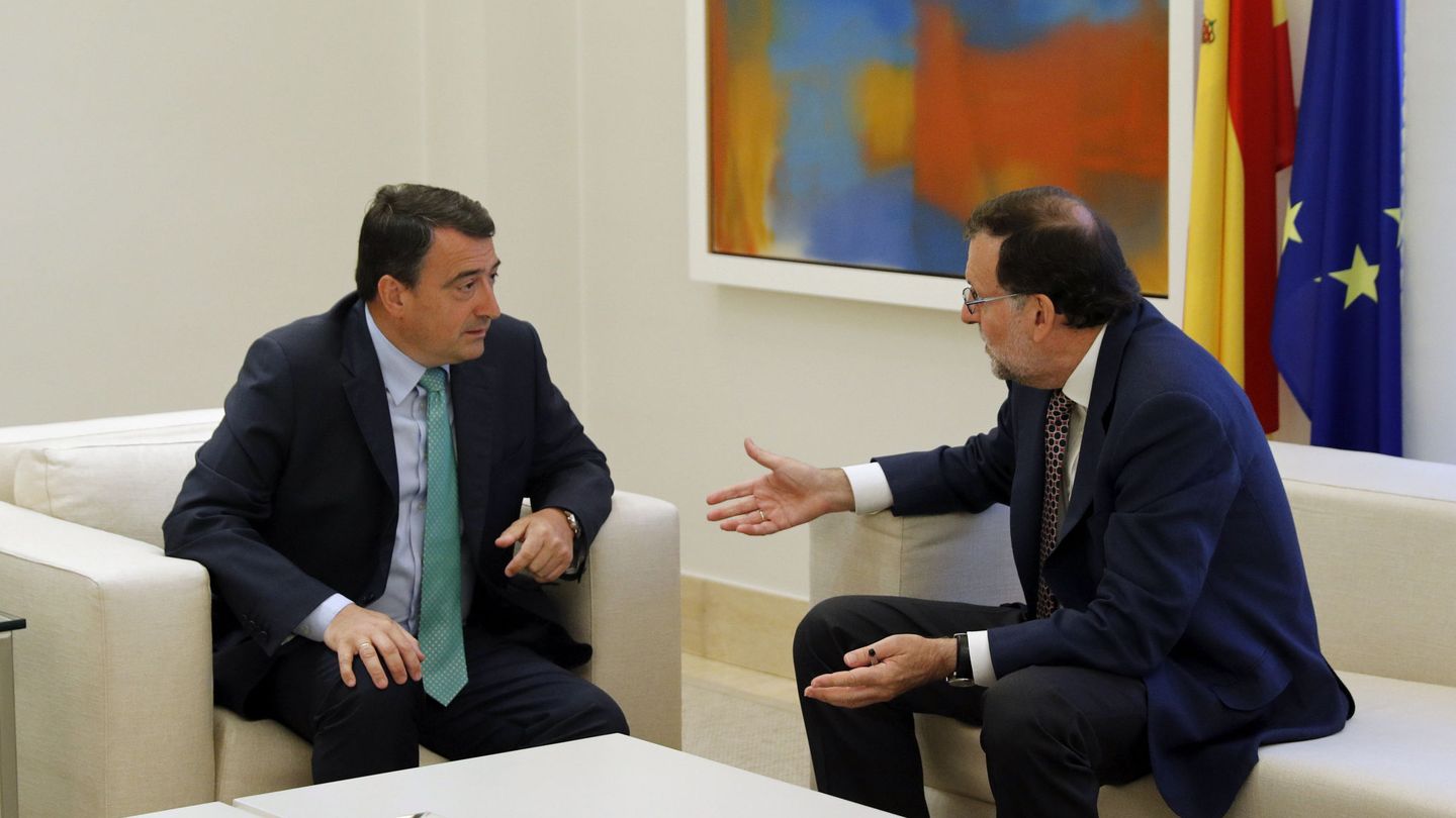Mariano Rajoy junto a Aitor Esteban. (EFE)