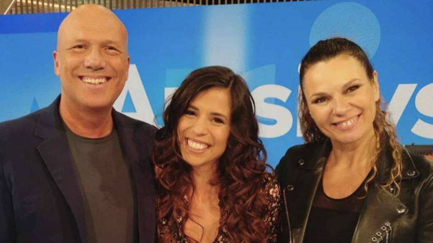 Alfonso Arús y Angie Cárdenas posan junto a una invitada de su programa 'Aruseros' de La Sexta. (Instagram/@aruseros)