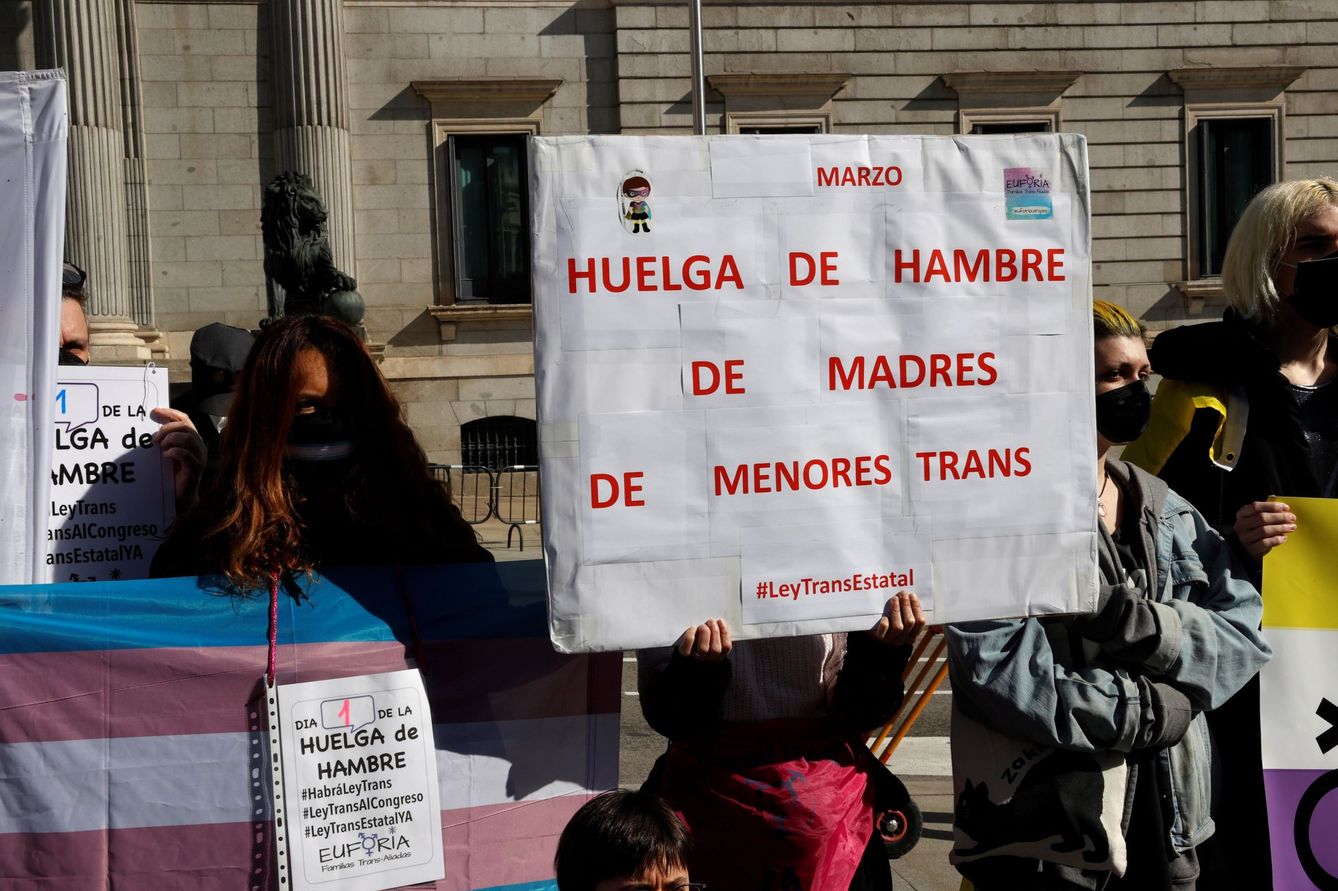 Asociaciones de personas trans anuncian el inicio de una huelga de hambre a las puertas del Congreso de los Diputados en Madrid. (Efe)