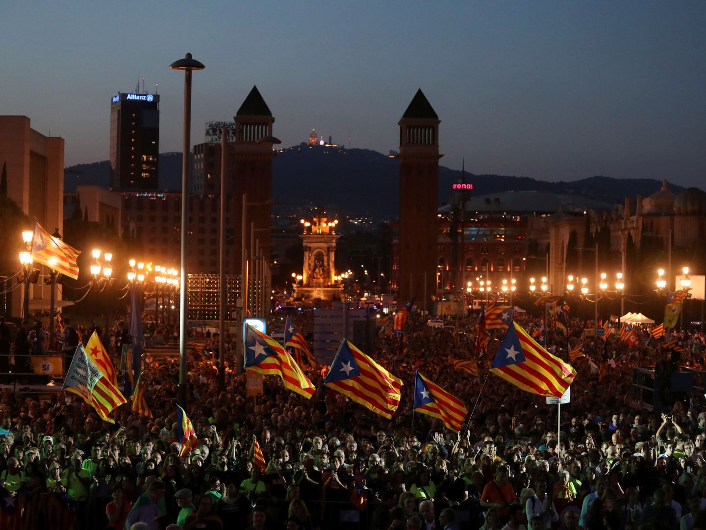 Esteladas en el acto unitario previo al referéndum del 1-O en Montjuïc (Barcelona). (Reuters)