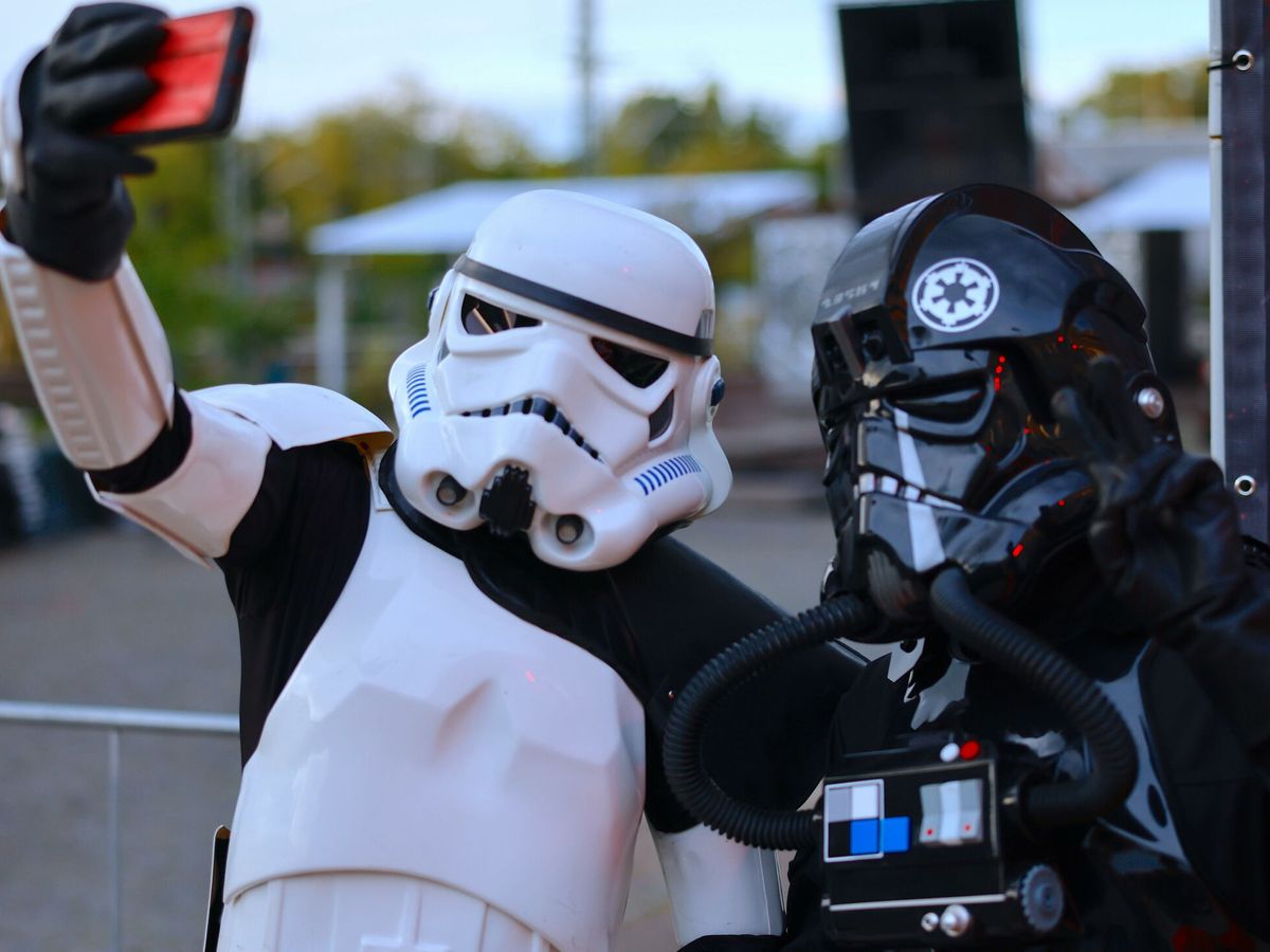 Foto: Los fans de la saga de 'Star Wars' celebran este 4 de mayo su día. (EFE/HANNIBAL HANSCHKE)