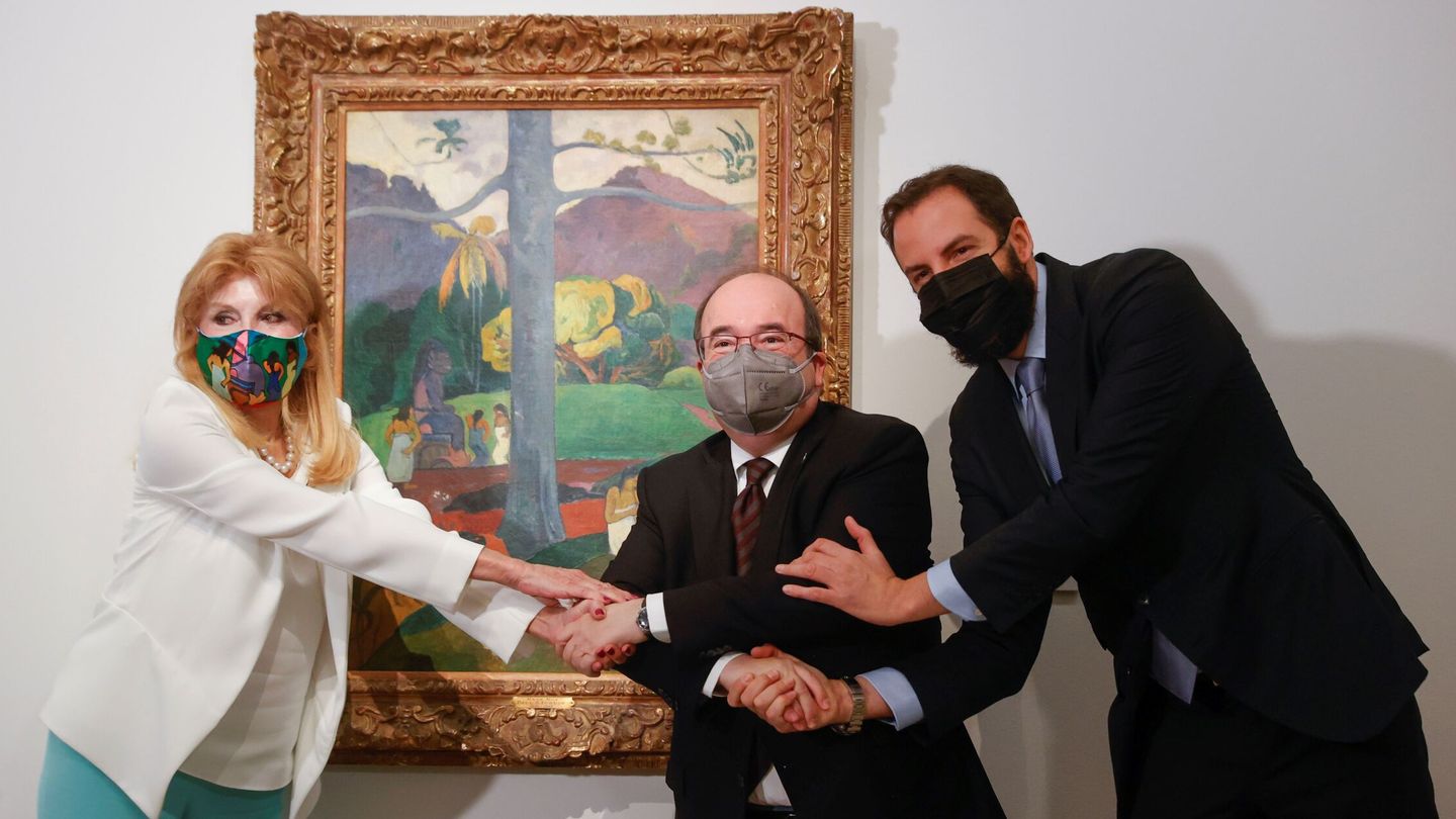 La baronesa Carmen Thyssen, el ministro español de Cultura, Miquel Iceta, y Borja Thyssen posan junto a la obra 'Mata Mua'.  (Getty)