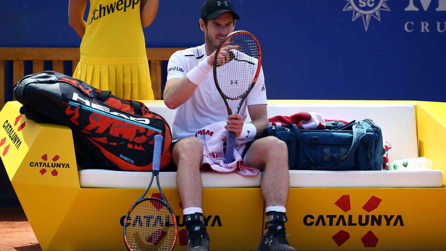 En la imagen, una azafata detrás de Andy Murray. (EFE)