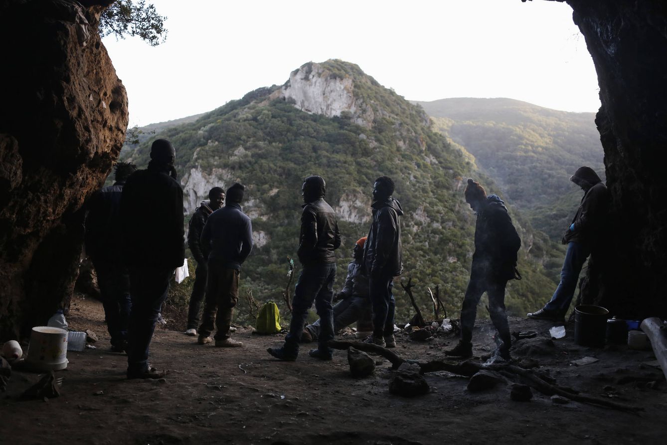 Migrantes africanos esperan en Marruecos para intentar cruzar a Ceuta. (Reuters)