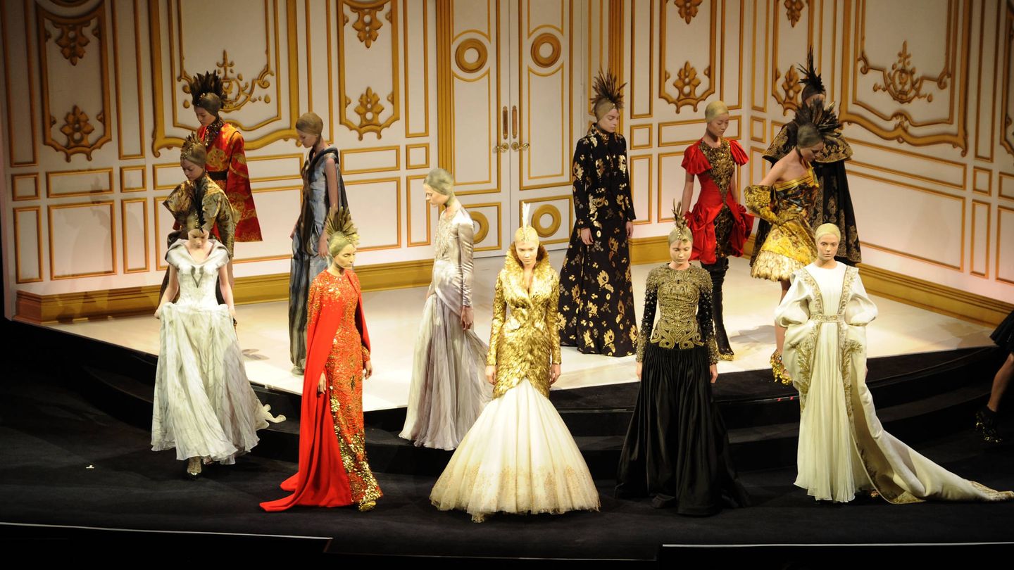 Algunas modelos lucen la última colección de McQueen durante los CFDA Fashion Awards de 2010. (Getty Images)
