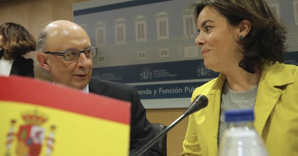 Foto: El ministro de Hacienda, Cristóbal Montoro, junto a la vicepresidenta, Soraya Sáenz de Santamaría (Efe)