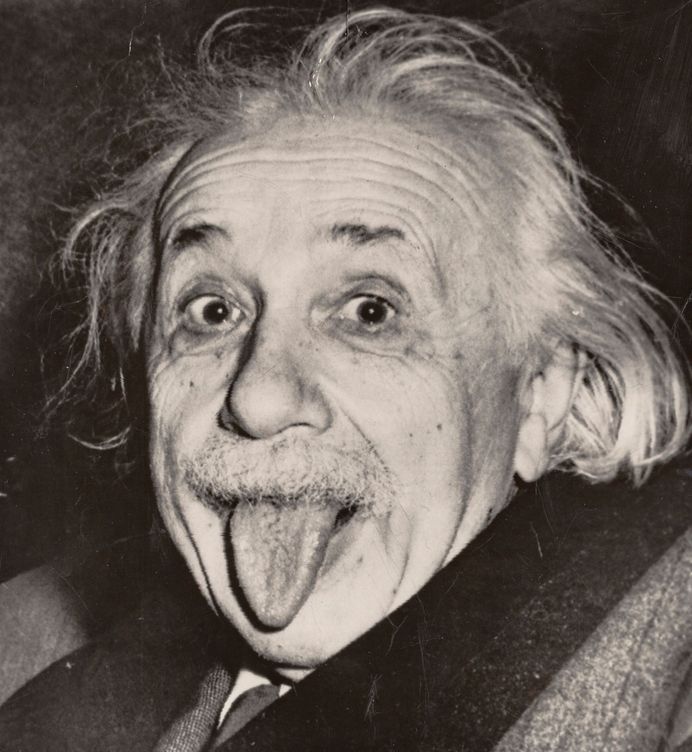 La icónica fotografía de Albert Einstein (1879-1955) sacando la lengua (EFE Arthur Sasse)