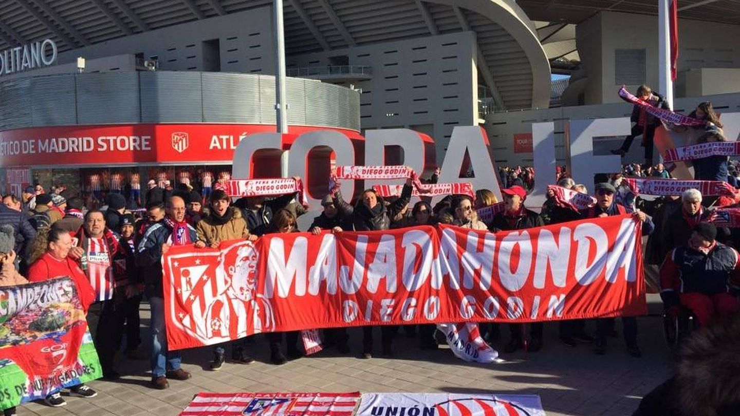 La Unión Internacional de Peñas del Atlético pidió la renovación de Godín en el Metropolitano. 