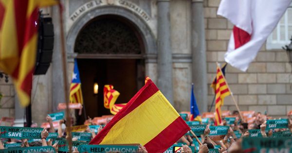 Foto: Una bandera española se mezcla con independentistas concentrados el pasado octubre en la Plaza Sant Jaume de Barcelona. (EFE)