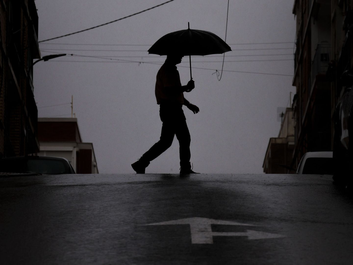 Una persona bajo la lluvia en Valencia. (EFE/Kai Försterling)