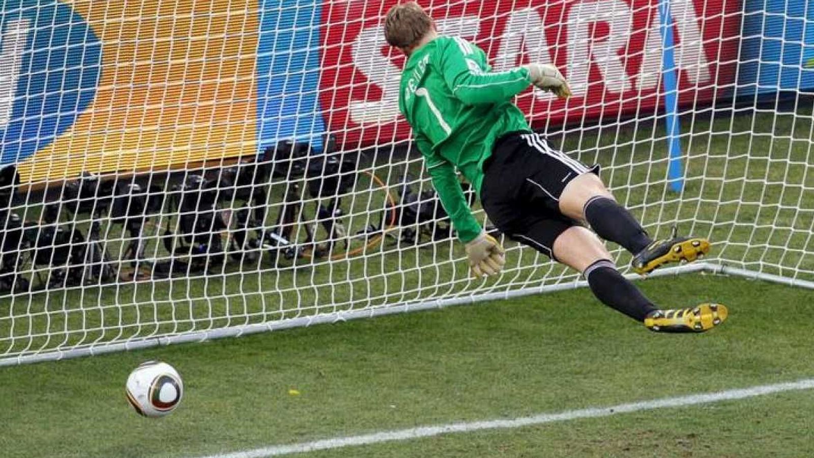 Foto: Neuer, en el momento de ver cómo Lampard le marcaba un gol al que no dieron validez en el Mundial de 2010 (Reuters).