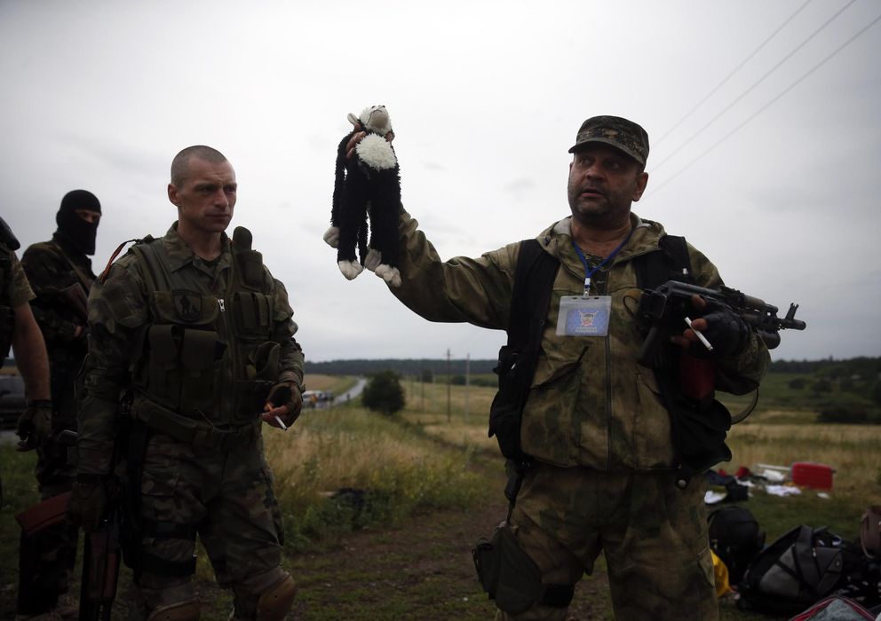 Foto: Un miliciano prorruso muestra un muñeco encontrado entre los restos del avión derribado en Ucrania (Reuters).