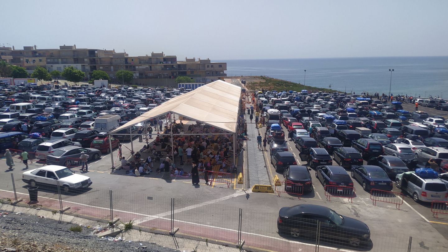 Embolsamiento de vehículos en la barriada Loma Colmenar, Ceuta. (EFE/Reduan)