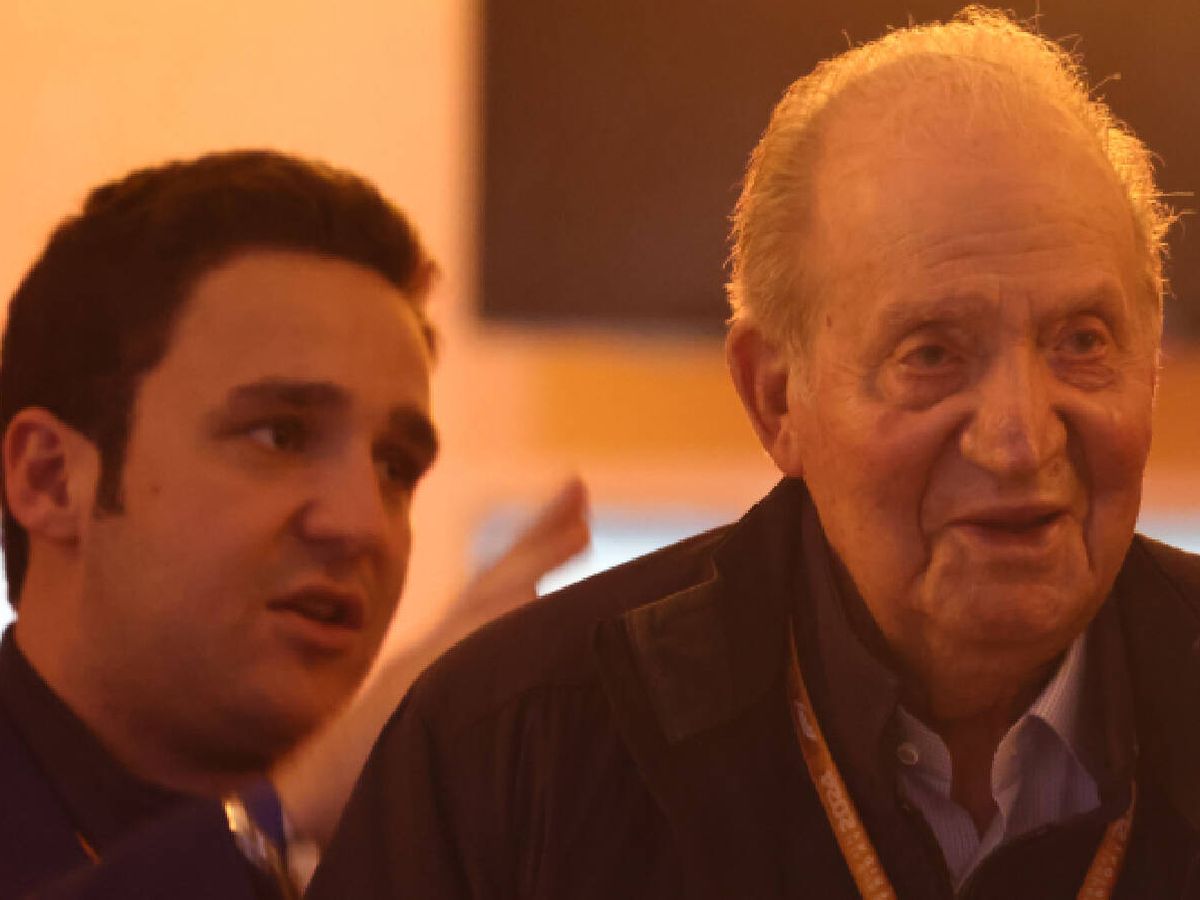 Foto: El rey Juan Carlos y Froilán, en el circuito de Baréin. (Gtres)