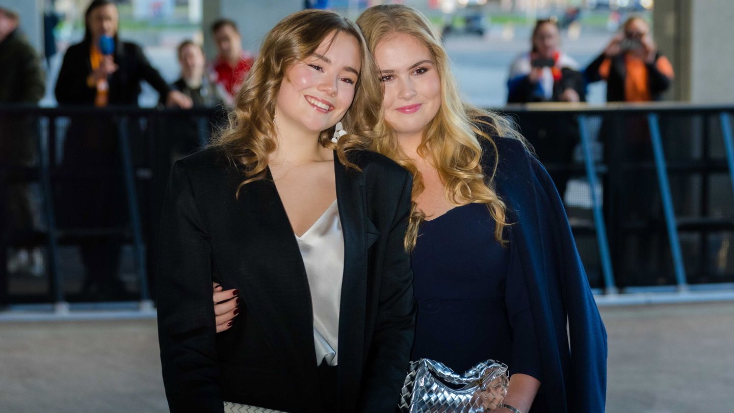 Amalia de Holanda, junto con su hermana Ariane en el concierto realizado en el Día del Rey este año. (EFE/EPA/Marco de Swart)