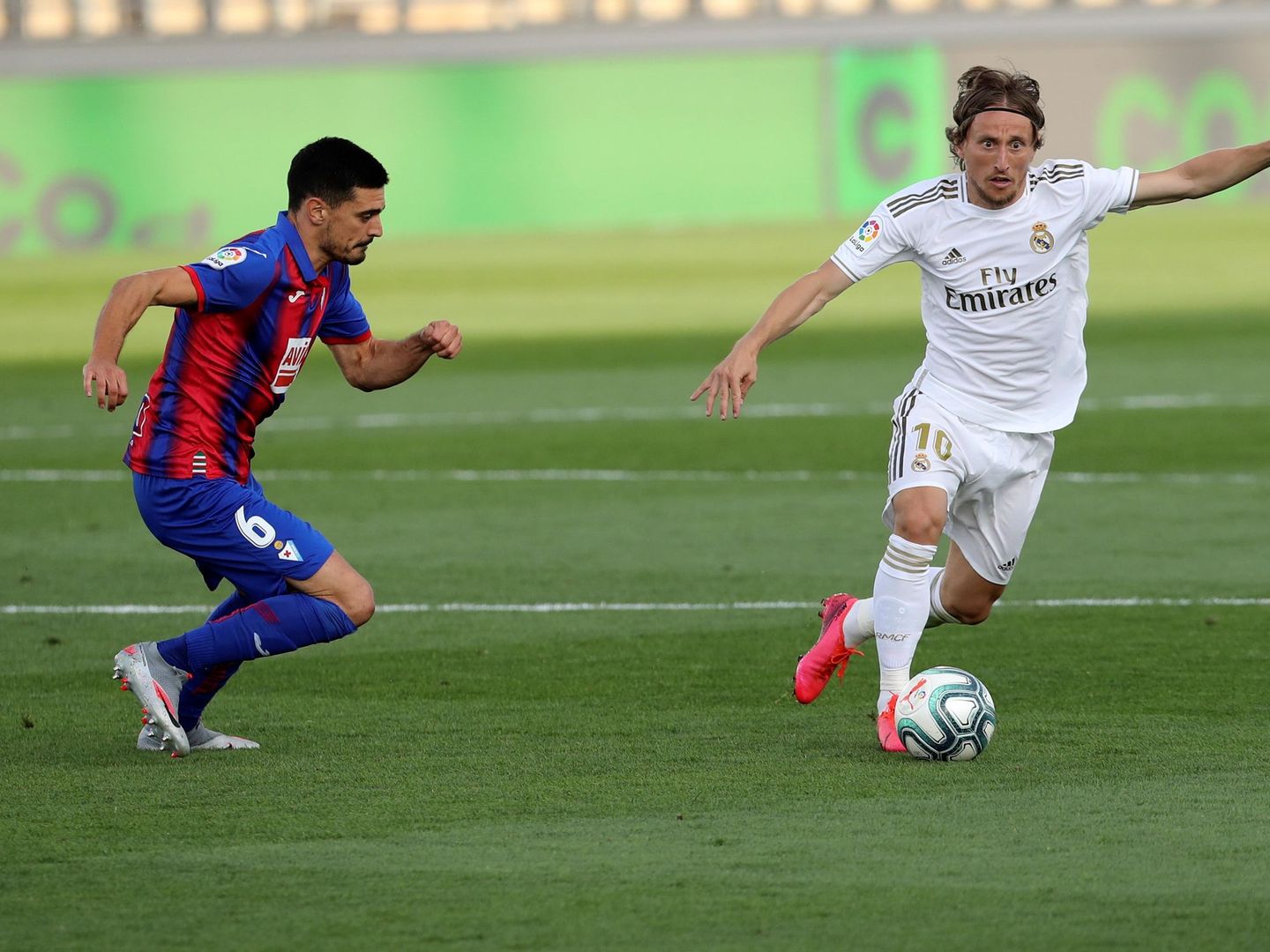 Luka Modric conduce un balón ante la presencia de Sergio Álvarez. (Efe)