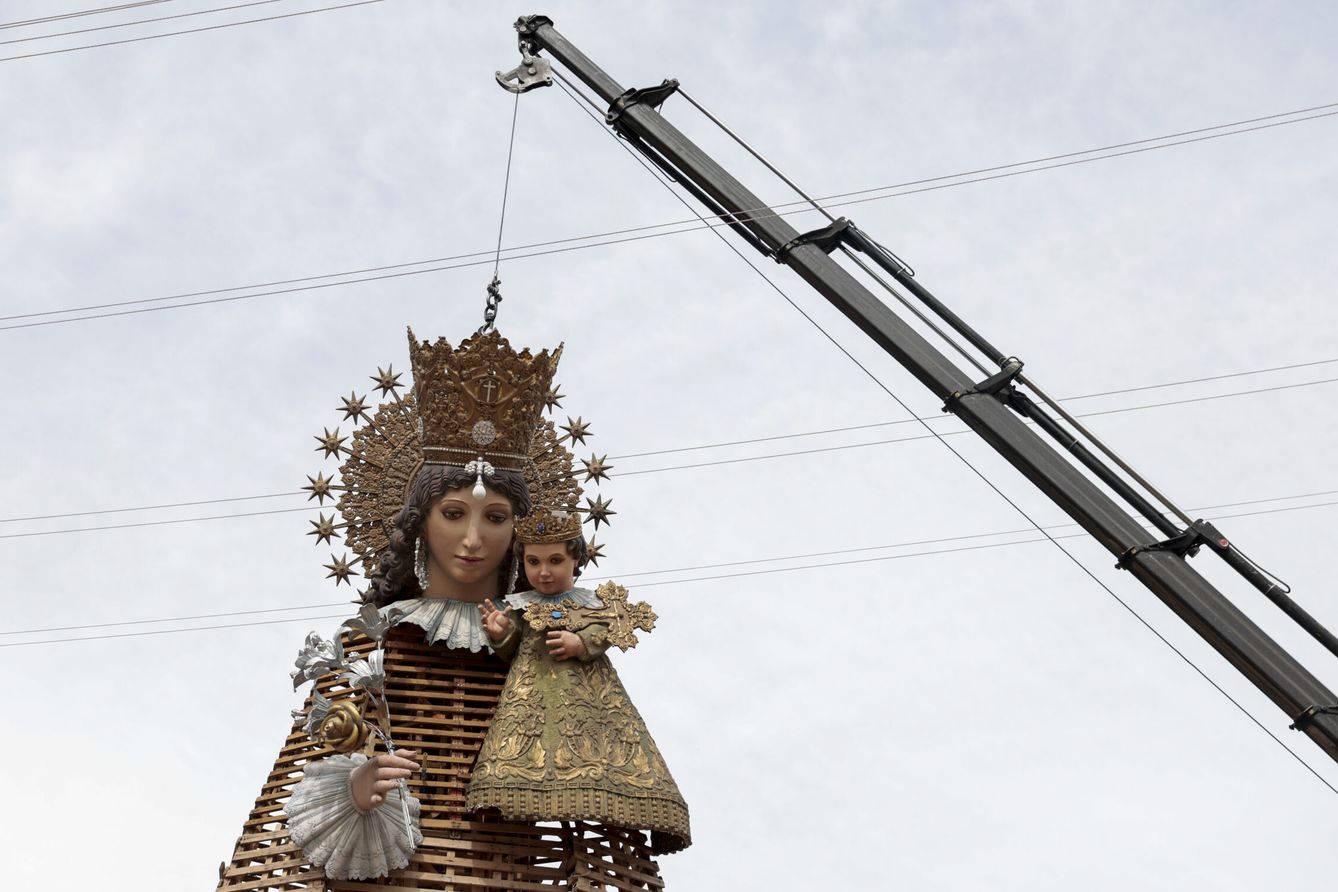 Vista general del traslado del catafalco de la Virgen de los Desamparados tras la celebración de la ofrenda de flores durante las pasadas Fallas. (EFE/Biel Aliño)