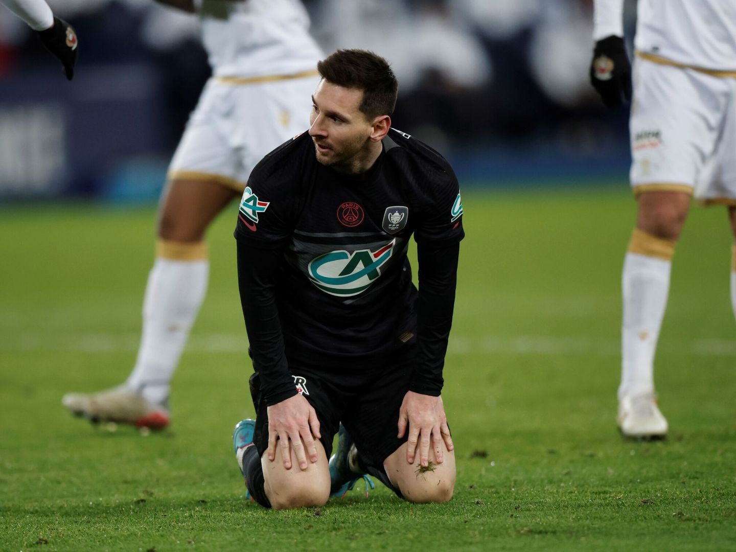 Messi, de rodillas, en el partido entre el PSG y el Niza de la Copa de Francia