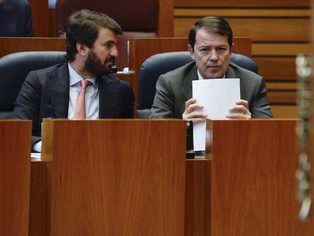 Foto: El presidente de la Junta de Castilla y León, Alfonso Fernández Mañueco (d), y el vicepresidente, Juan García-Gallardo. (EFE/Nacho Gallegos)  