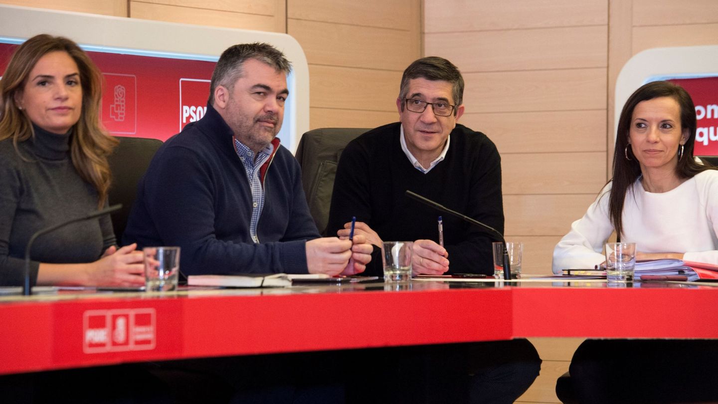 Susana Sumelzo (i), Santos Cerdán, Patxi López y Beatriz Corredor, el pasado 19 de febrero en la reunión de la permanente del PSOE. (EFE)