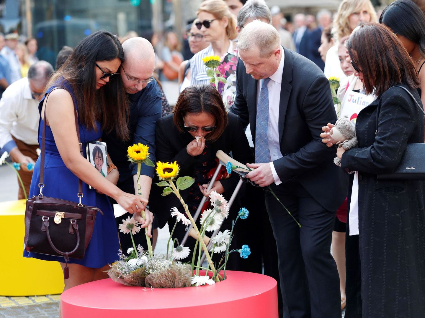 Familiares de las víctimas, en el homenaje en el primer aniversario del atentado. (EFE)