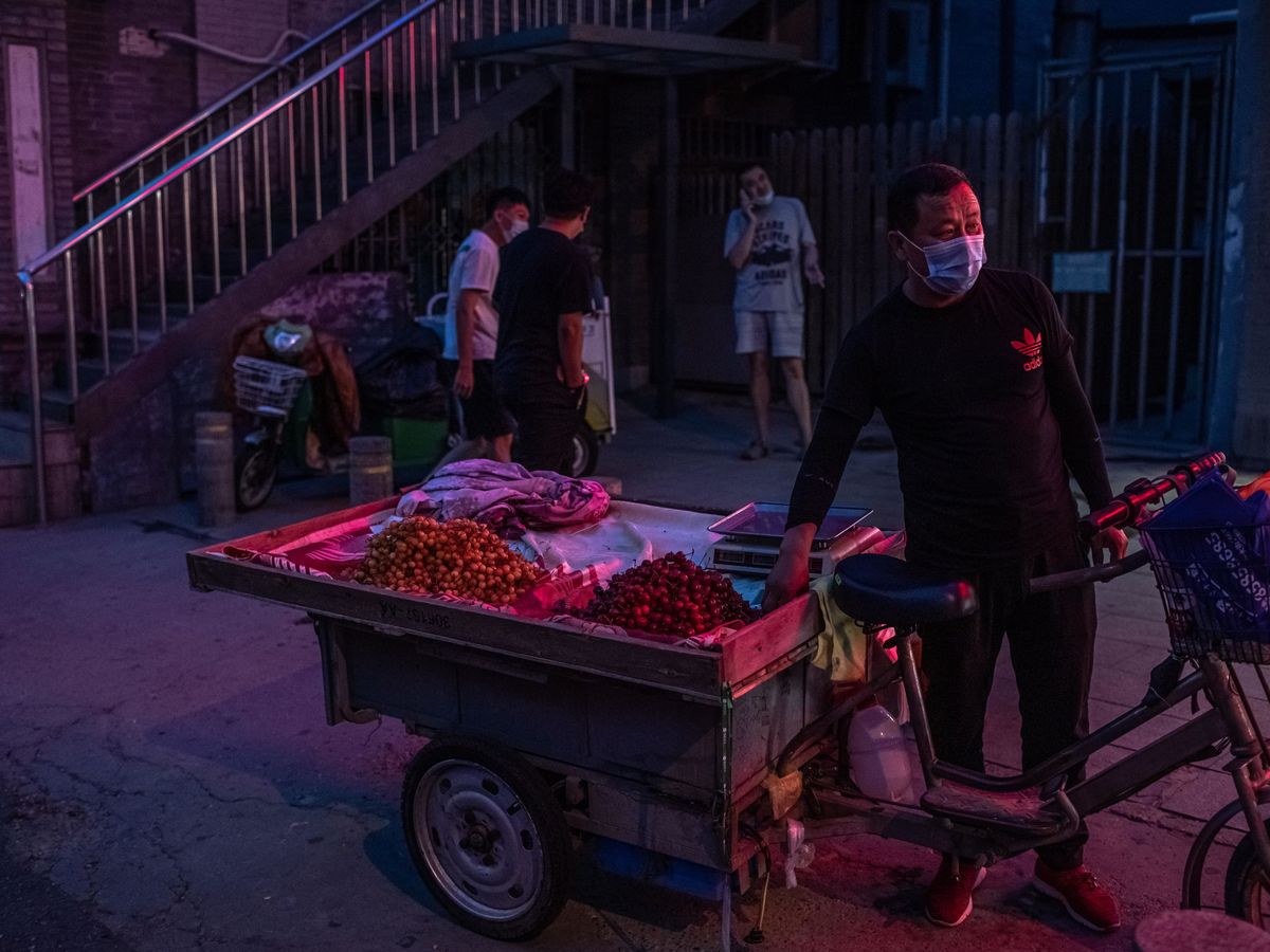 Foto: Un vendedor ambulante en Beijing (China). (EFE)