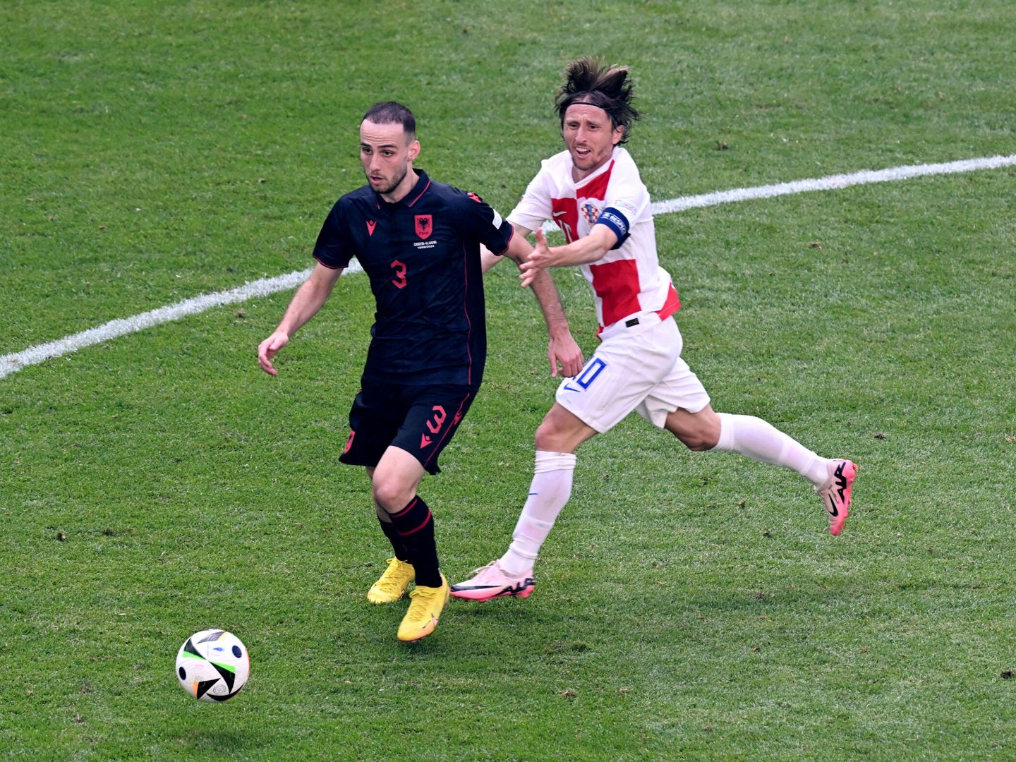 Modric pierde un balón en el partido contra Albania. (Reuters/Carmen Jaspersen)