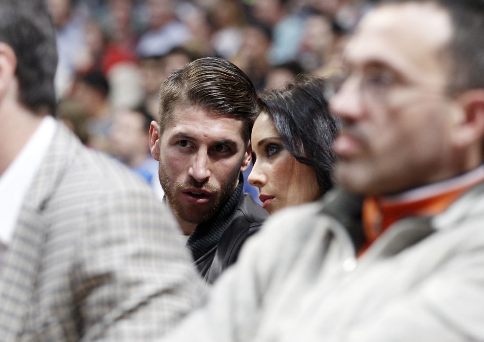 Foto: Sergio Ramos y Pilar Rubio, en una imagen de archivo en un partido de la Liga ACB 2014 (Gtres)