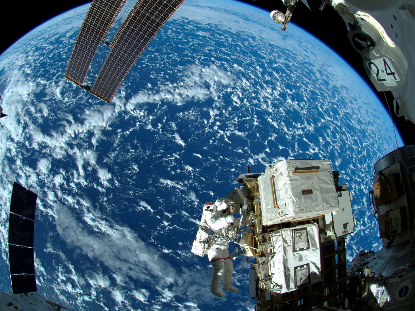 La basura espacial pone en riesgo las operaciones en el espacio. (REUTERS/Alexander Gerst/NASA/ESA)