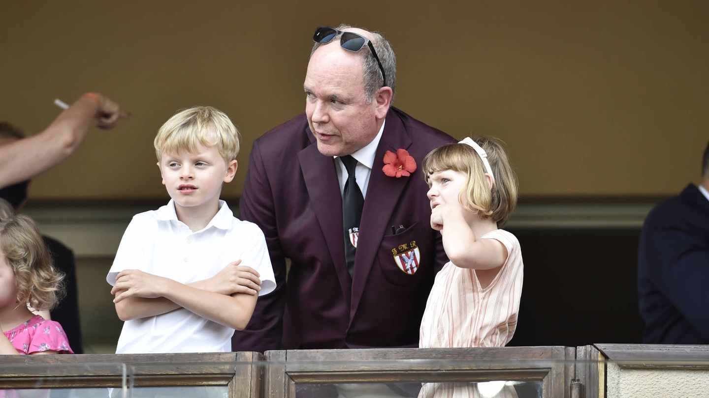 El príncipe Alberto y sus hijos, en un partido de rugby. (Getty)