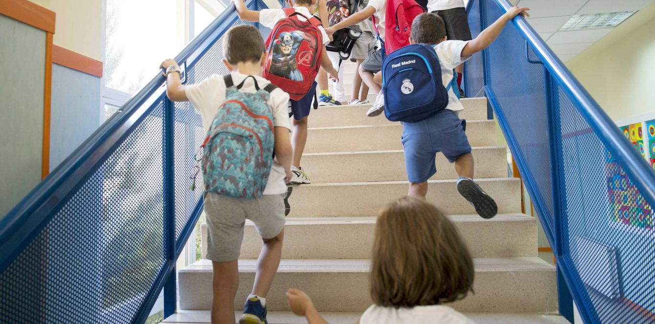 Niños suben las escaleras de un colegio. (EFE)