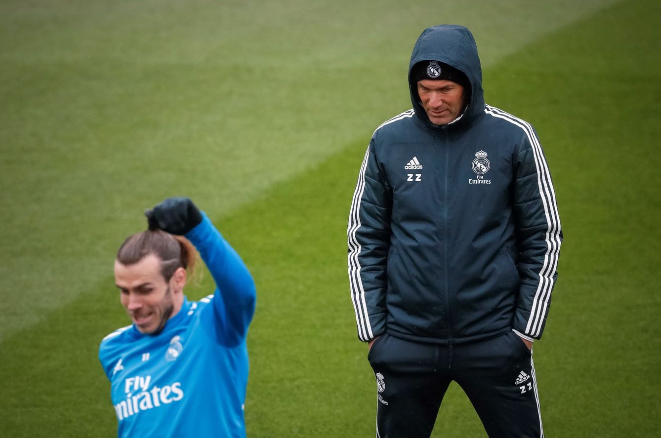 Zidane observa a Gareth Bale durante un entrenamiento del Real Madrid. (EFE)