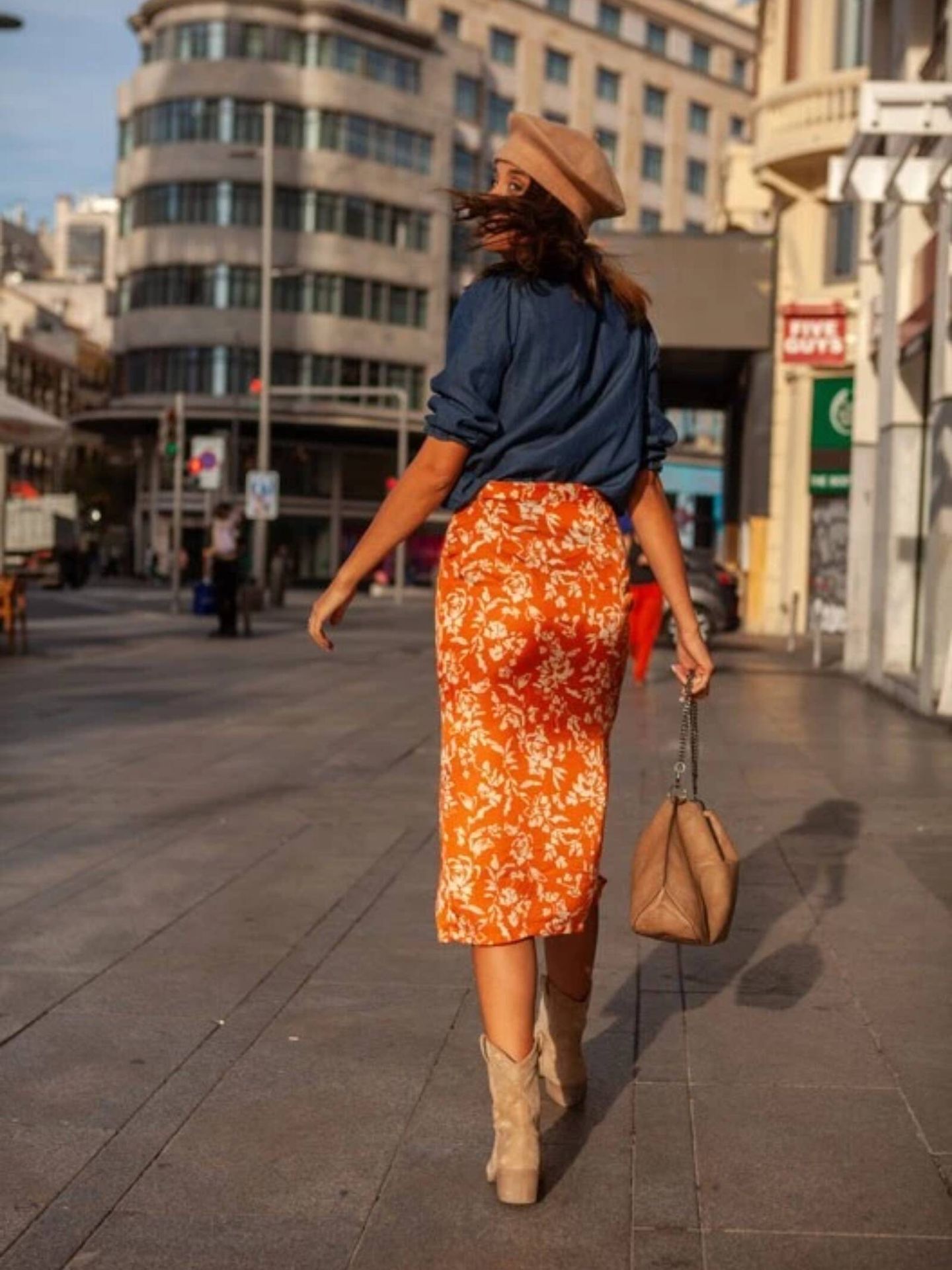 Esta falda midi demuestra que el naranja sigue de total tendencia. (Hug and Clau/Cortesía)