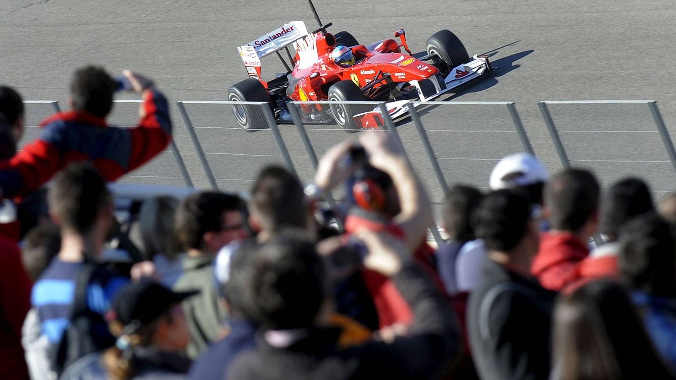 Foto: Miles de personas se dieron cita en el circuito de Valencia para el primer día de Alonso a bordo de su Ferrari (EFE)