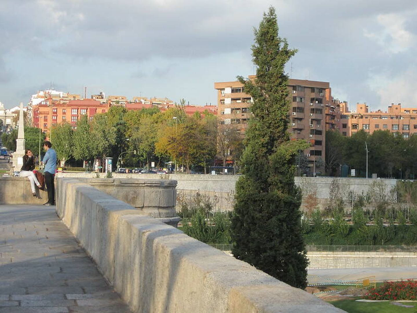 Una pareja en Puente de Toledo. (CC/La Citta Vita)