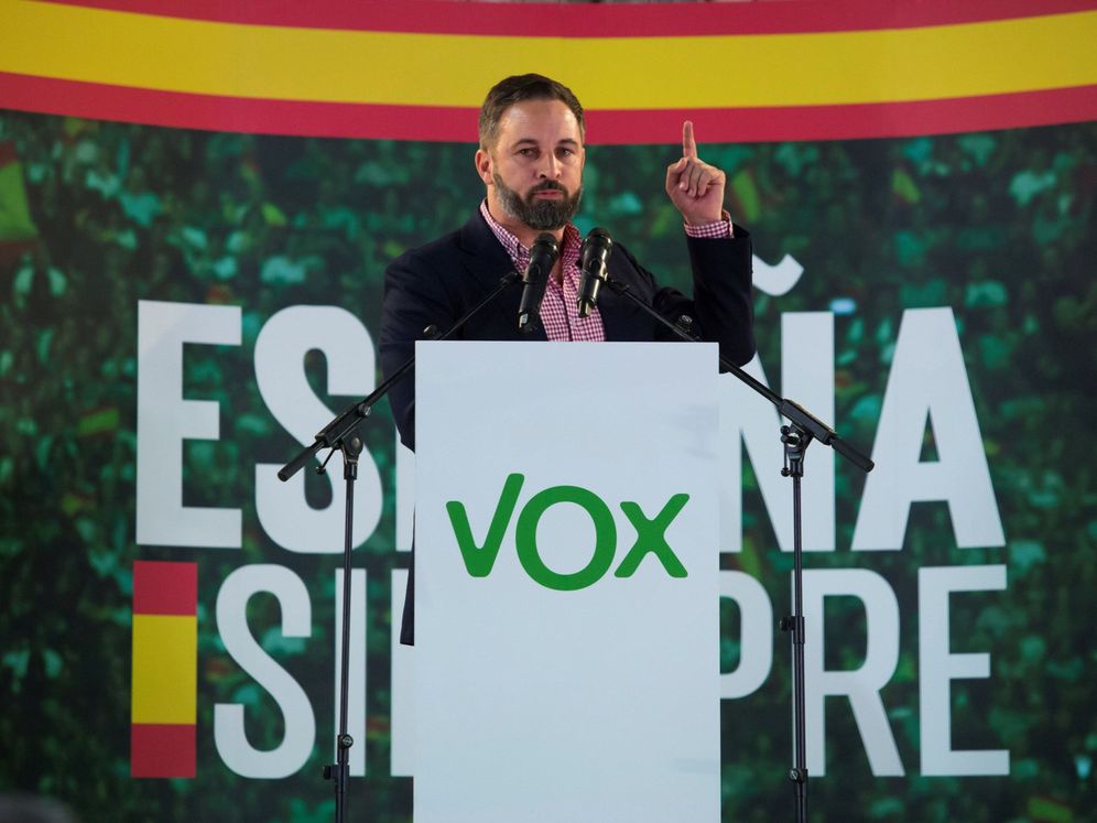 Foto: El presidente de Vox, Santiago Abascal, esta noche en su mitin en Málaga (EFE).