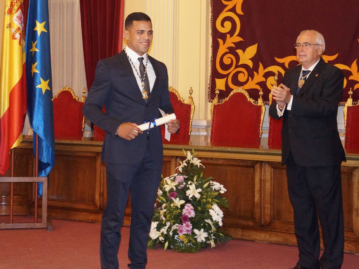 Foto: Yusef Kaddur recibe la medalla de oro de Melilla en 2018 de manos del presidente Juan José Imbroda. (CAM)