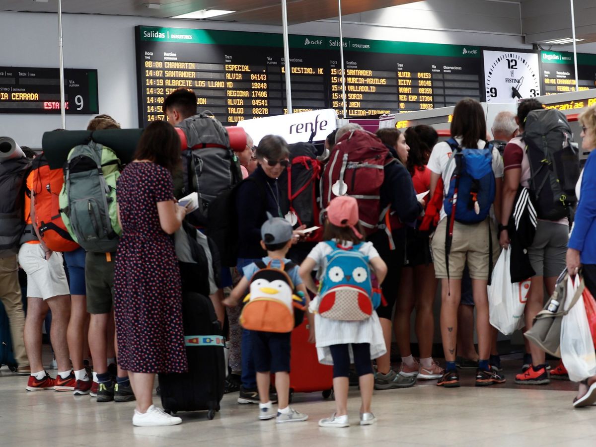 Foto: Decenas de viajeros esperando en una estación para coger un tren. (EFE)