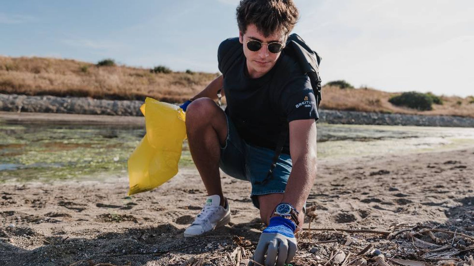 Foto: El influencer Joan Palà durante la limpieza de playas con motivo del Día Mundial de los Océanos. (Imagen: Breitling/Cortesía)