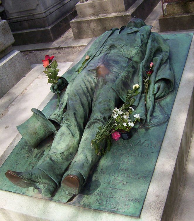 La curiosa tumba de Victor Noir en el cementerio Père Lachaise, en París.