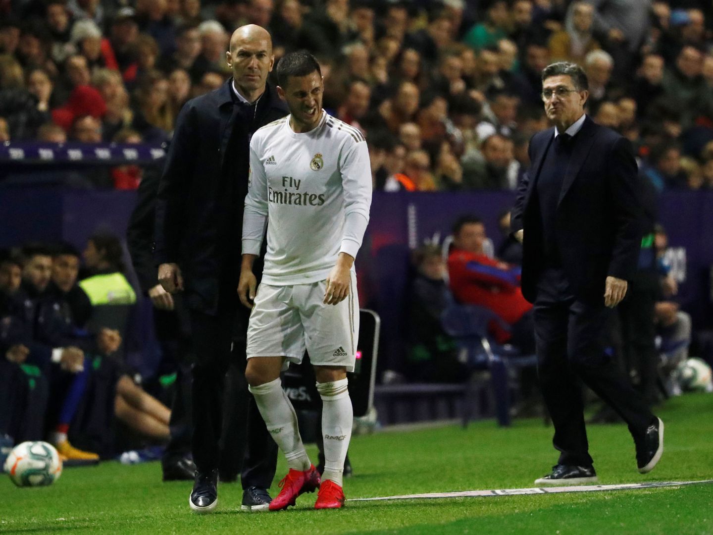 Eden Hazard se retira lesionado, en presencia de Zidane, en el partido contra el Levante. (Efe)