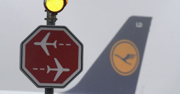 Foto: Un avión de la compañía aérea Lufthansa es fotografiado tras una señal de 'stop'. (EFE)