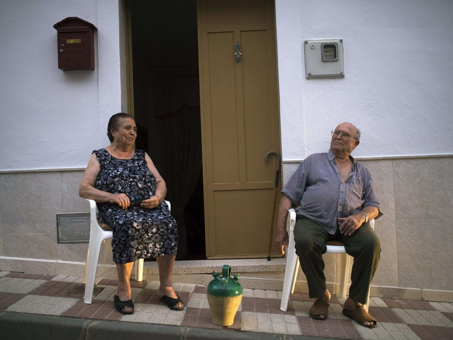Vecinos cordobeses toman 'el fresco' a las puertas de su casa. (EFE)
